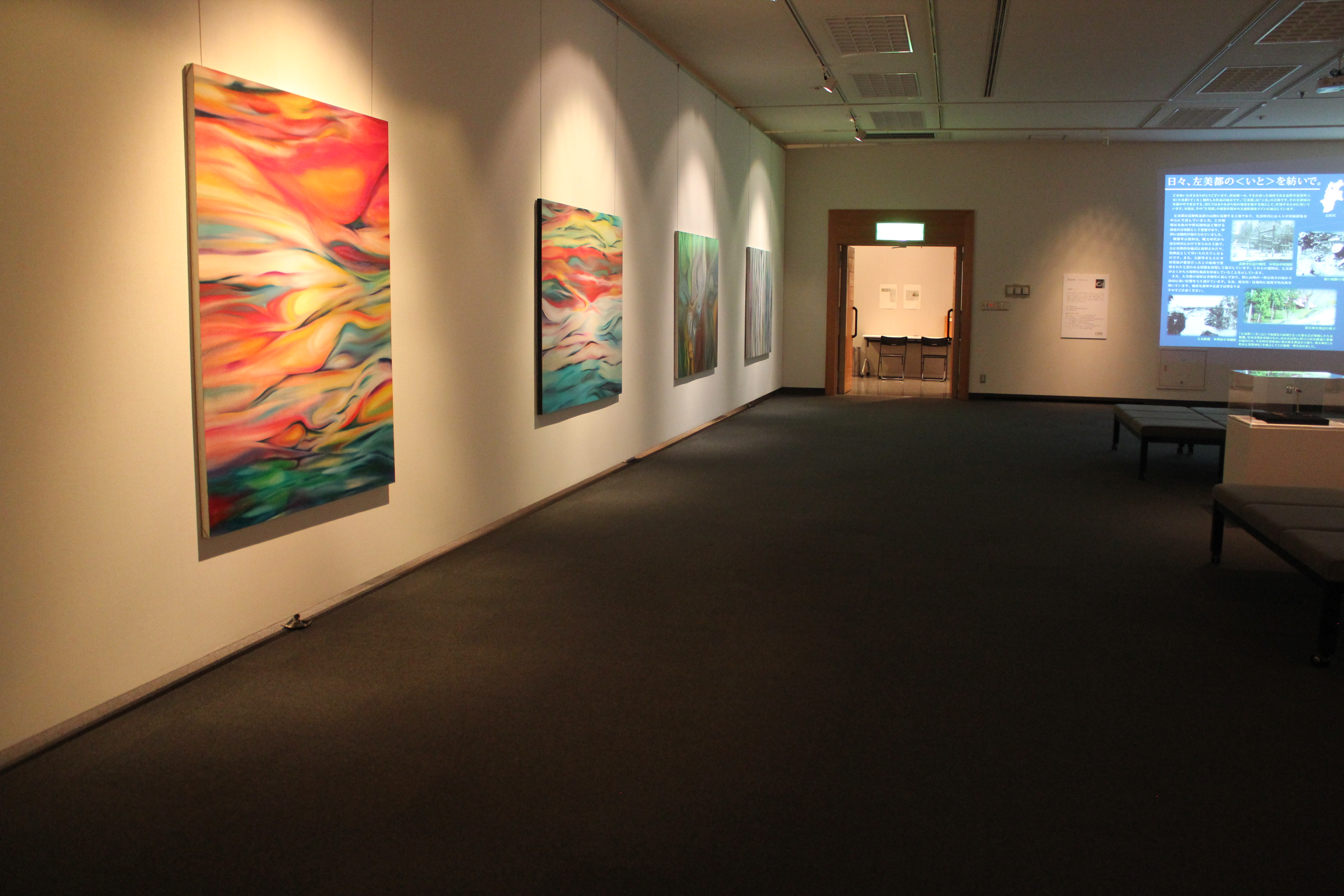 廊下に展示された色彩豊かな絵画